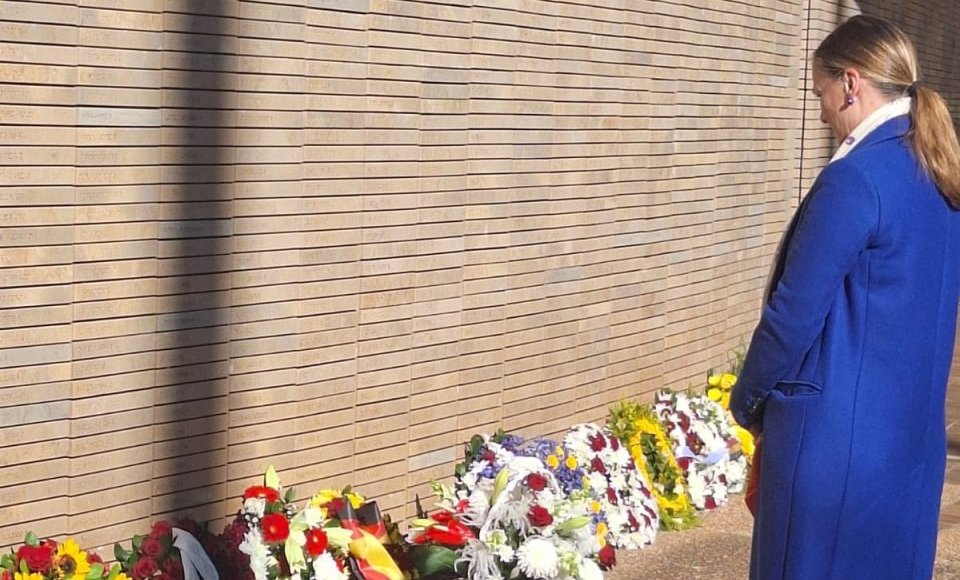 Lithuanian Ambassador paid tribute to all lives lost in wars at the wreath-laying ceremony in Pretoria